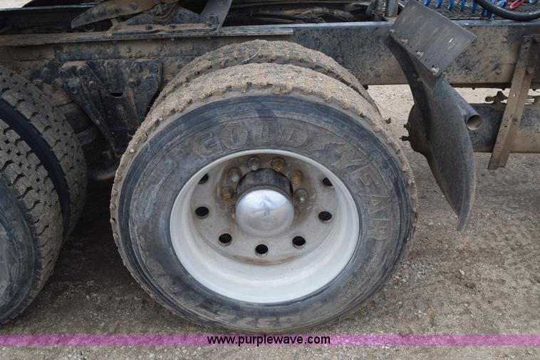 image for item J6579 1993 Kenworth T800 semi truck