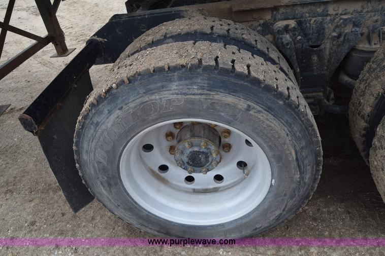 image for item J6579 1993 Kenworth T800 semi truck