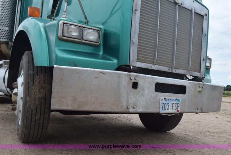 image for item J6579 1993 Kenworth T800 semi truck