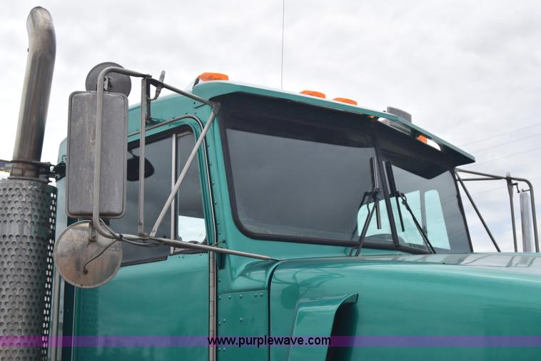 image for item J6579 1993 Kenworth T800 semi truck