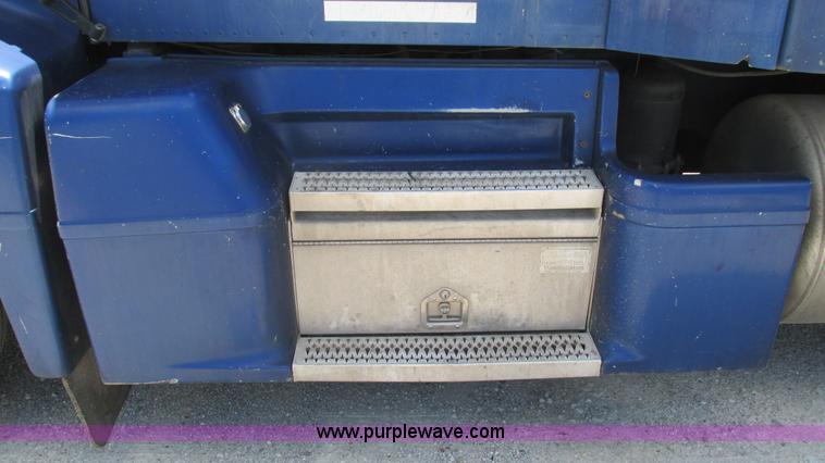 image for item J8546 1998 Peterbilt 377 semi truck