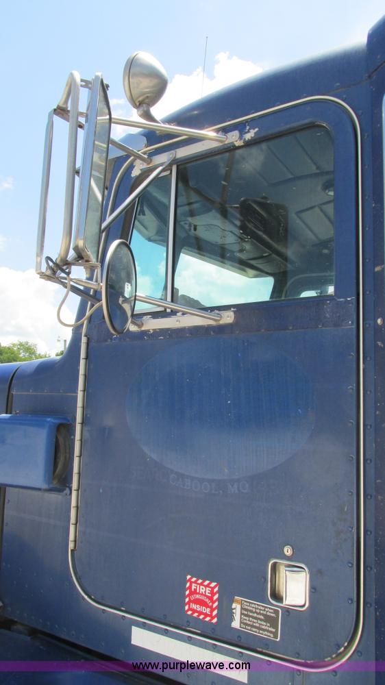 image for item J8546 1998 Peterbilt 377 semi truck