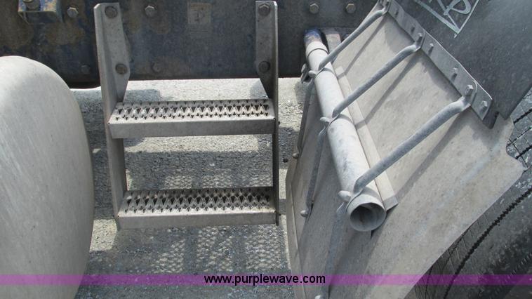 image for item J8546 1998 Peterbilt 377 semi truck