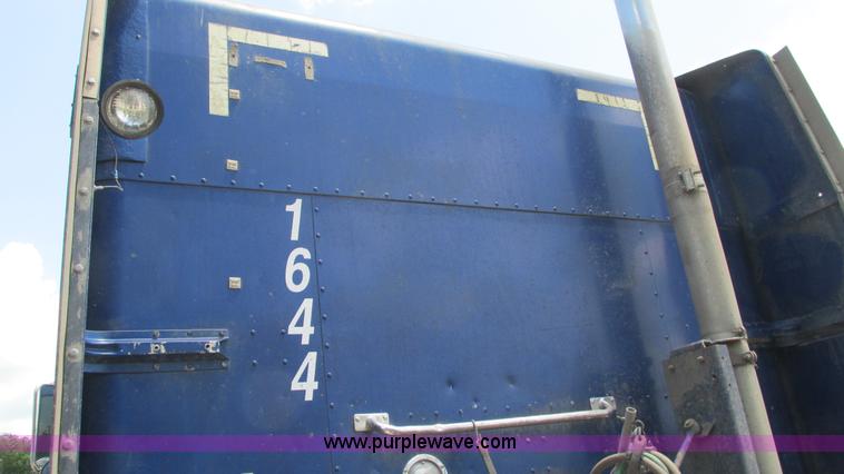 image for item J8546 1998 Peterbilt 377 semi truck