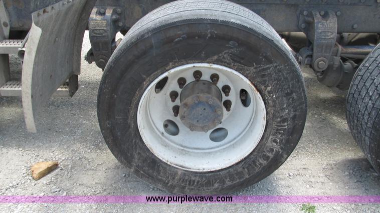 image for item J8546 1998 Peterbilt 377 semi truck