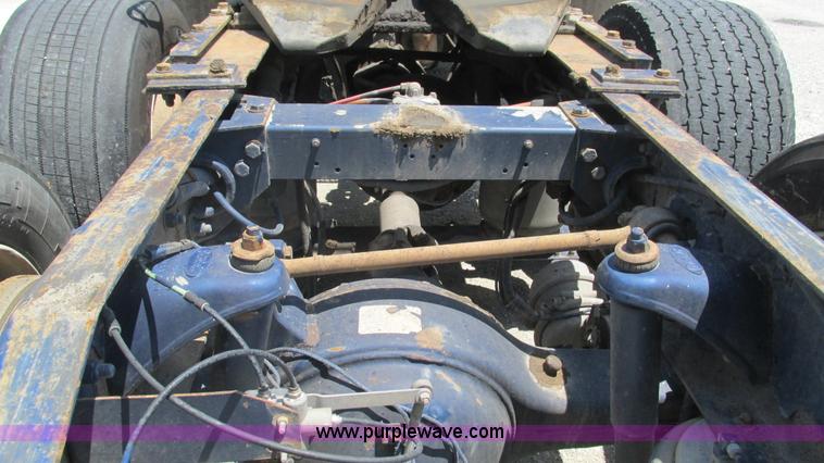 image for item J8546 1998 Peterbilt 377 semi truck