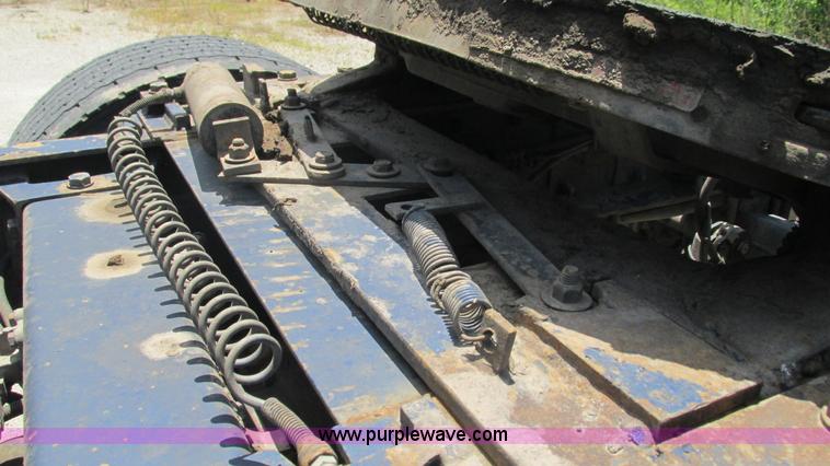 image for item J8546 1998 Peterbilt 377 semi truck