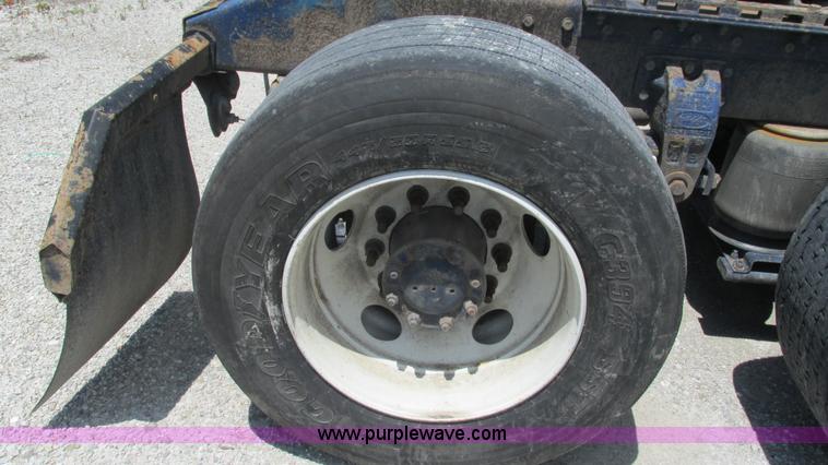 image for item J8546 1998 Peterbilt 377 semi truck