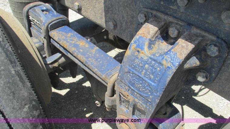 image for item J8546 1998 Peterbilt 377 semi truck