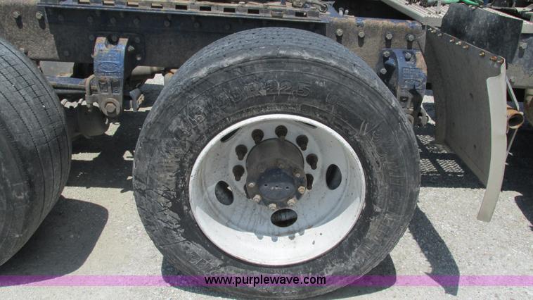 image for item J8546 1998 Peterbilt 377 semi truck