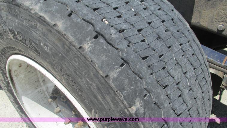 image for item J8546 1998 Peterbilt 377 semi truck