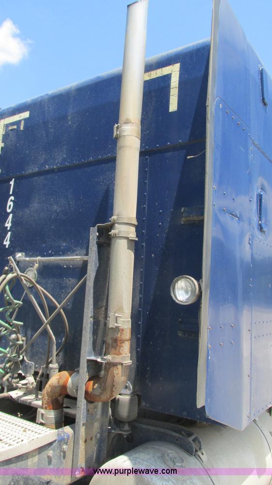 image for item J8546 1998 Peterbilt 377 semi truck