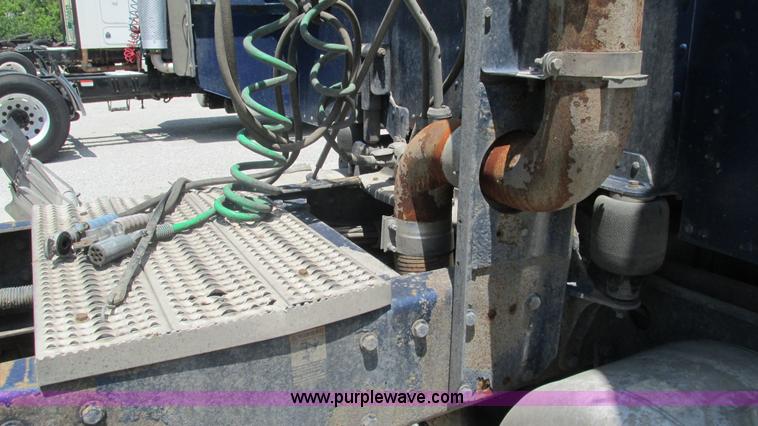 image for item J8546 1998 Peterbilt 377 semi truck