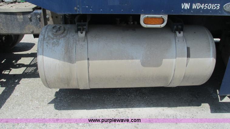 image for item J8546 1998 Peterbilt 377 semi truck