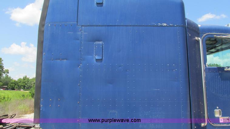 image for item J8546 1998 Peterbilt 377 semi truck