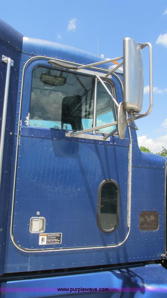 image for item J8546 1998 Peterbilt 377 semi truck