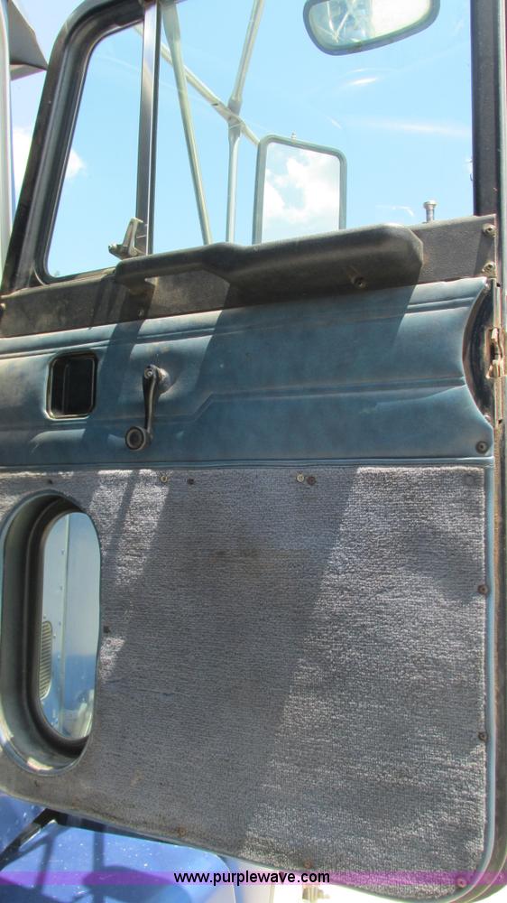 image for item J8546 1998 Peterbilt 377 semi truck