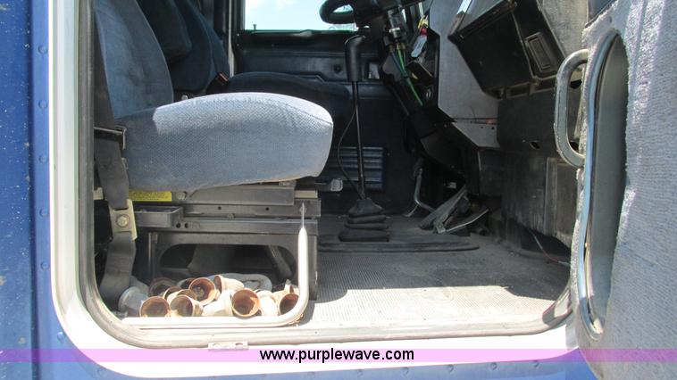 image for item J8546 1998 Peterbilt 377 semi truck