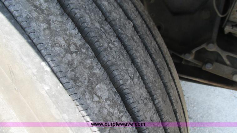 image for item J8546 1998 Peterbilt 377 semi truck