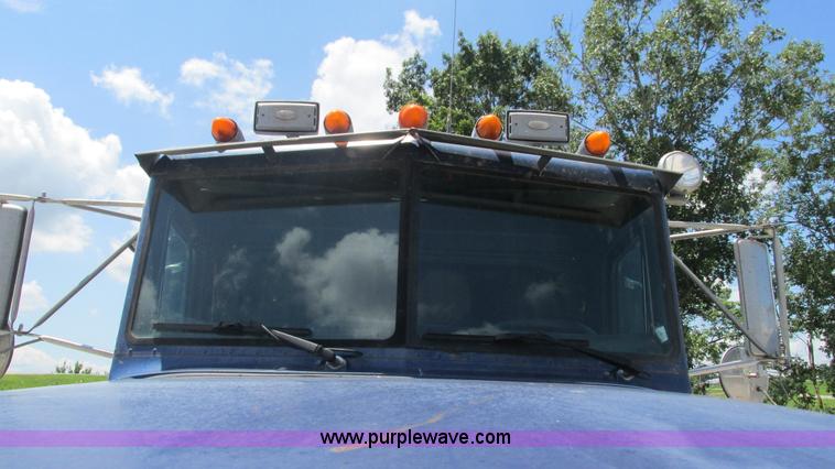 image for item J8546 1998 Peterbilt 377 semi truck