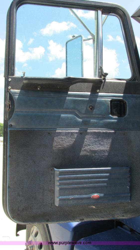 image for item J8546 1998 Peterbilt 377 semi truck