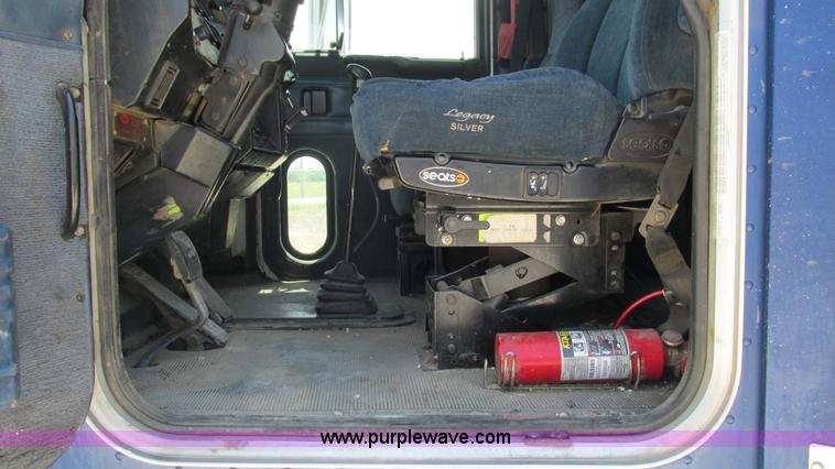 image for item J8546 1998 Peterbilt 377 semi truck