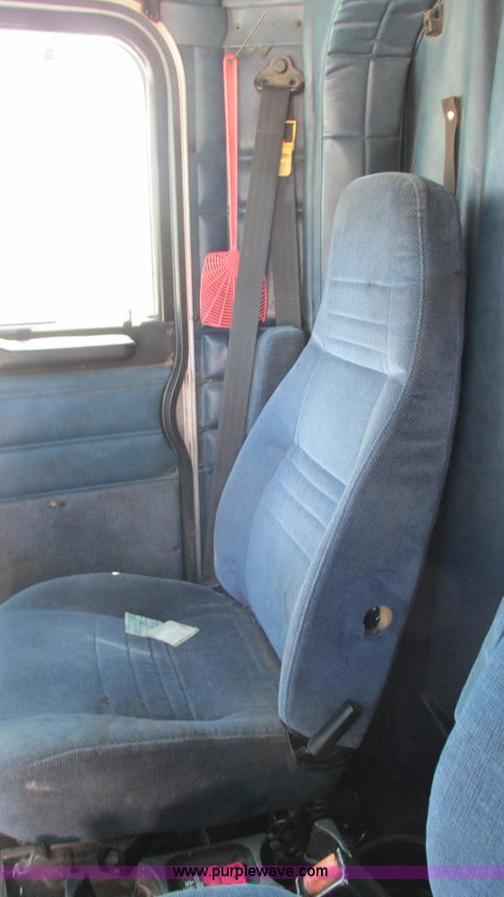 image for item J8546 1998 Peterbilt 377 semi truck