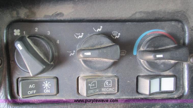 image for item J8546 1998 Peterbilt 377 semi truck