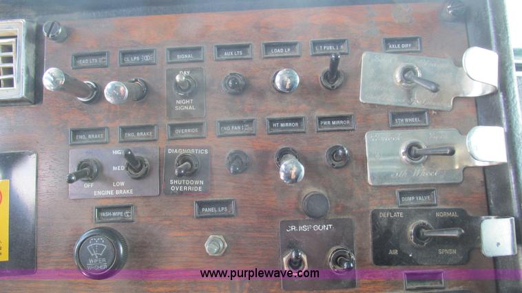 image for item J8546 1998 Peterbilt 377 semi truck