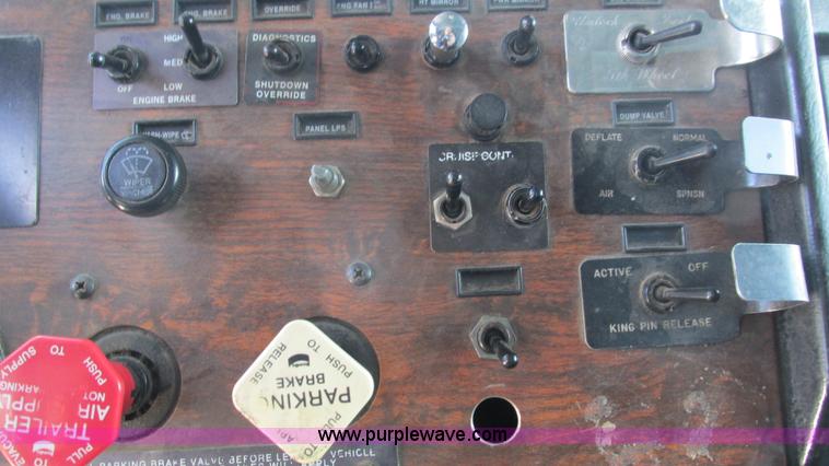 image for item J8546 1998 Peterbilt 377 semi truck