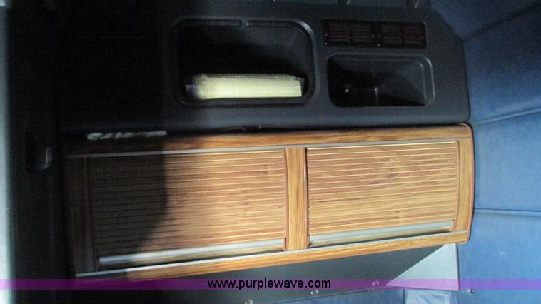 image for item J8546 1998 Peterbilt 377 semi truck