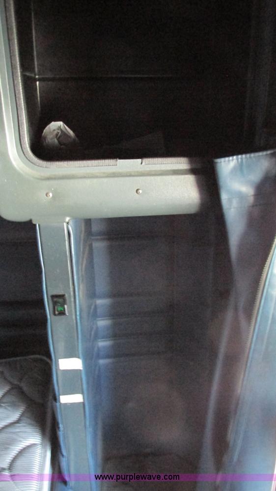 image for item J8546 1998 Peterbilt 377 semi truck