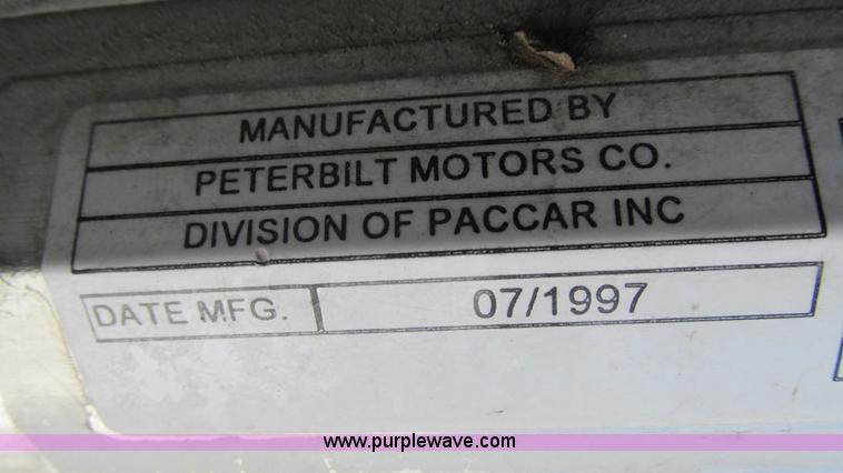 image for item J8546 1998 Peterbilt 377 semi truck