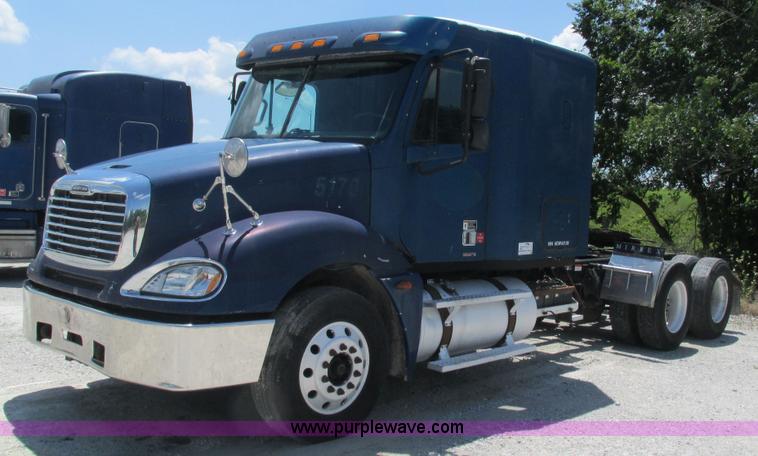 image for item J8547 2006 Freightliner Columbia semi truck