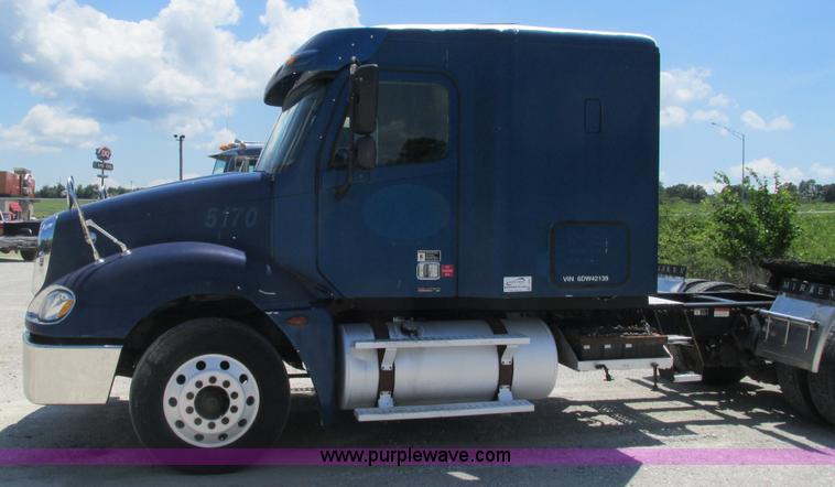 image for item J8547 2006 Freightliner Columbia semi truck
