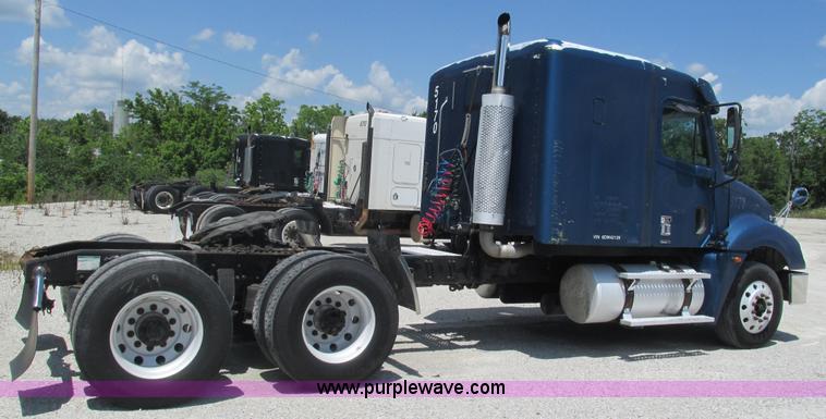 image for item J8547 2006 Freightliner Columbia semi truck