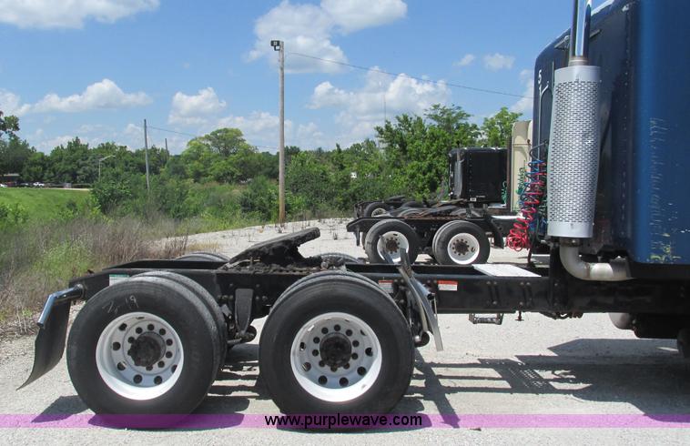 image for item J8547 2006 Freightliner Columbia semi truck