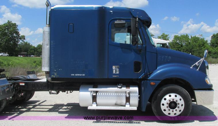 image for item J8547 2006 Freightliner Columbia semi truck