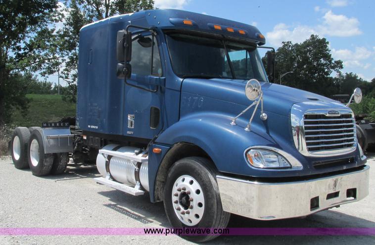 image for item J8547 2006 Freightliner Columbia semi truck