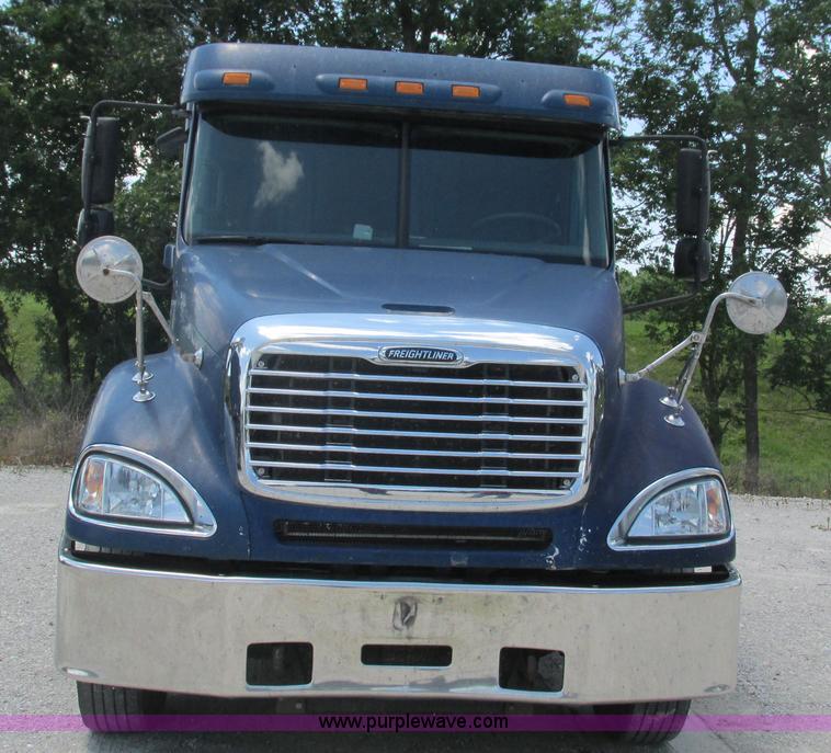 image for item J8547 2006 Freightliner Columbia semi truck