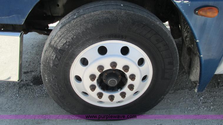 image for item J8547 2006 Freightliner Columbia semi truck