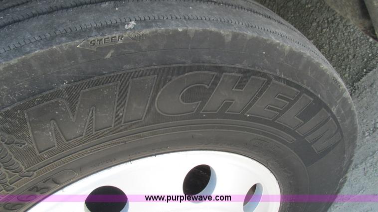 image for item J8547 2006 Freightliner Columbia semi truck