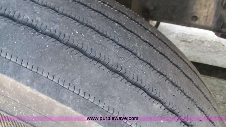 image for item J8547 2006 Freightliner Columbia semi truck