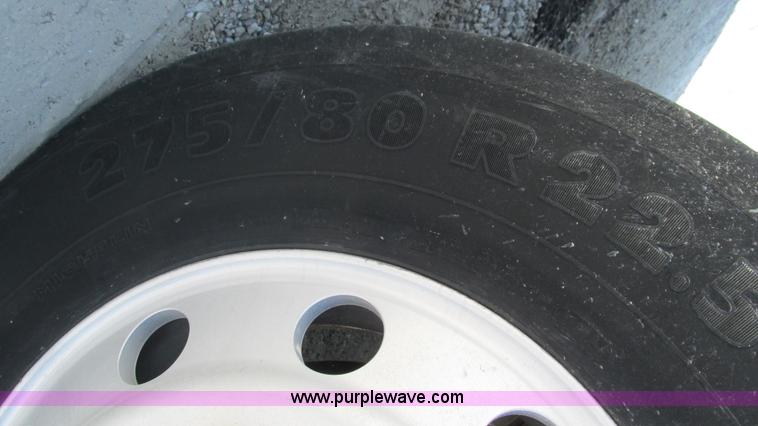 image for item J8547 2006 Freightliner Columbia semi truck