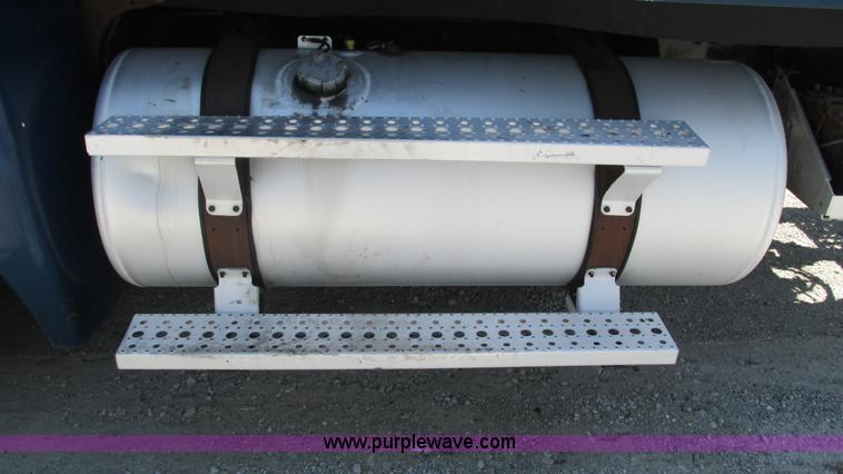 image for item J8547 2006 Freightliner Columbia semi truck