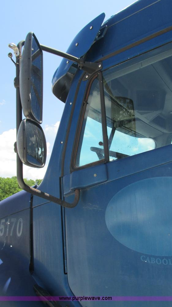 image for item J8547 2006 Freightliner Columbia semi truck