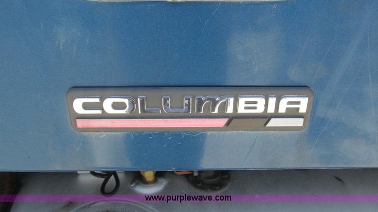 image for item J8547 2006 Freightliner Columbia semi truck