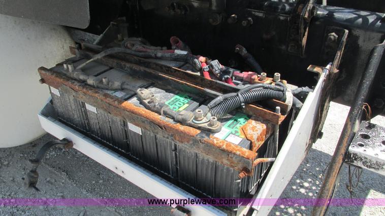 image for item J8547 2006 Freightliner Columbia semi truck