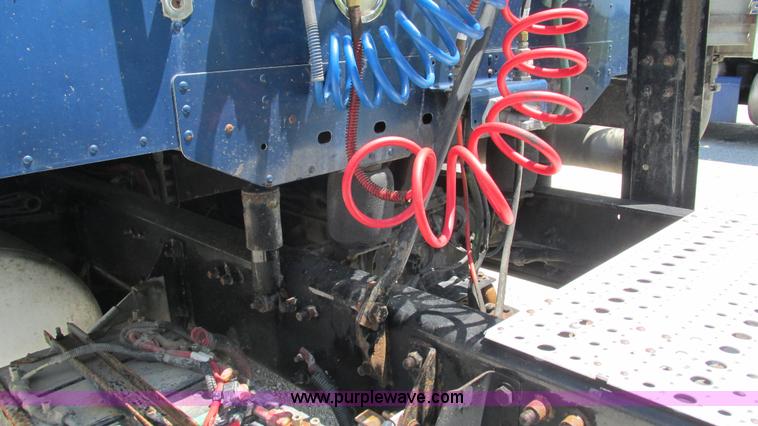 image for item J8547 2006 Freightliner Columbia semi truck