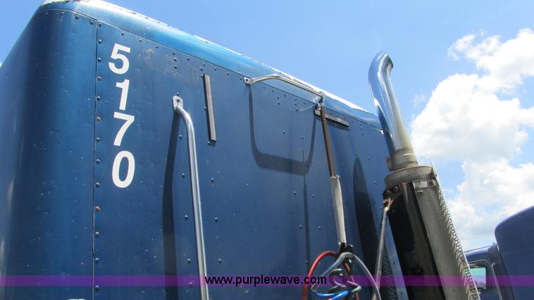 image for item J8547 2006 Freightliner Columbia semi truck